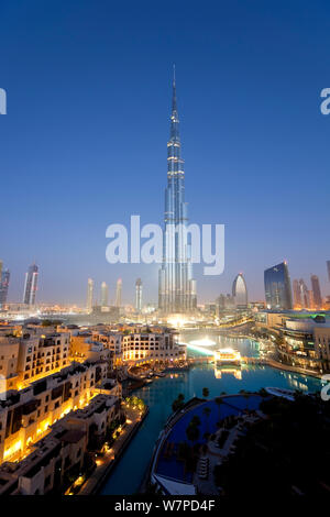 Der Burj Khalifa bei Nacht, in 2010 abgeschlossen, der höchste Mann Struktur, die in der Welt gemacht, Dubai, Vereinigte Arabische Emirate, 2011 Stockfoto