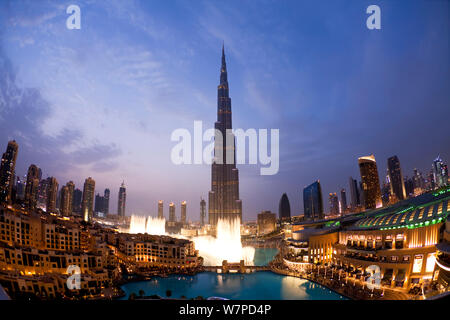 Der Burj Khalifa bei Nacht, in 2010 abgeschlossen, der höchste Mann Struktur, die in der Welt gemacht, Dubai, Vereinigte Arabische Emirate, 2011 Stockfoto