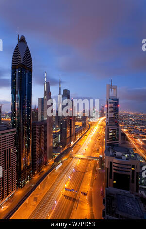 Ansicht in der Dämmerung über die modernen Wolkenkratzer an der Sheikh Zayed Road in Richtung der Burj Kalifa, Dubai, Vereinigte Arabische Emirate 2011 suchen