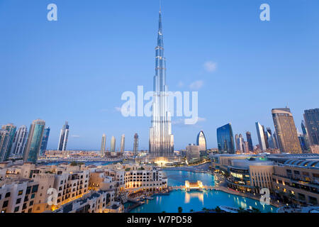 Der Burj Khalifa in der Dämmerung, im Jahr 2010 abgeschlossen, der höchste Mann Struktur, die in der Welt gemacht, Dubai, Vereinigte Arabische Emirate 2011 Stockfoto
