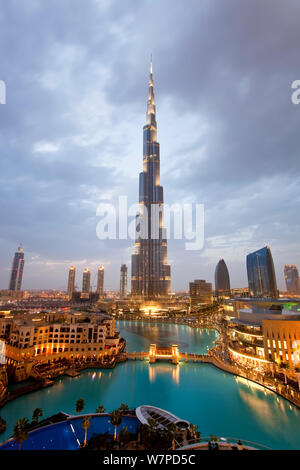 Der Burj Khalifa in der Dämmerung, im Jahr 2010 abgeschlossen, der höchste Mann Struktur, die in der Welt gemacht, Dubai, Vereinigte Arabische Emirate 2011 Stockfoto