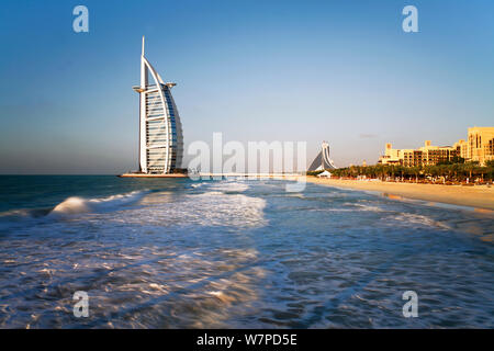 Berühmte Burj Al Arab Hotel entlang der Küste, Dubai, Vereinigte Arabische Emirate 2011 Stockfoto