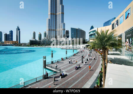 Der Burj Khalifa mit luxuriösen Entwicklung unter, Dubai, Vereinigte Arabische Emirate 2011 Stockfoto