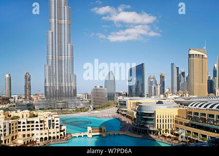 Der Burj Khalifa mit luxuriösen Entwicklung unten, im Jahr 2010 abgeschlossen, der höchste Mann Struktur, die in der Welt gemacht, Dubai, Vereinigte Arabische Emirate 2011 Stockfoto