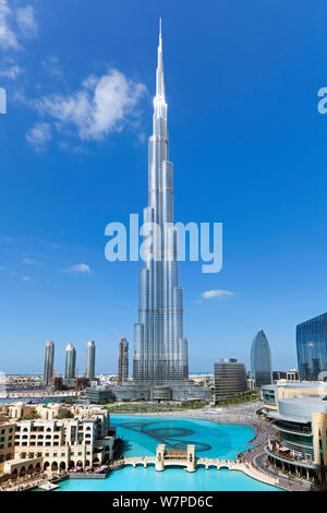 Der Burj Khalifa, abgeschlossen im Jahr 2010 den größten Mann gemacht, in der Welt, Dubai, Vereinigte Arabische Emirate 2011 Struktur Stockfoto