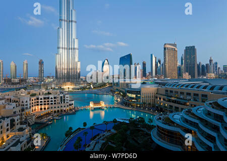 Der Burj Khalifa mit luxuriösen Entwicklung unten, im Jahr 2010 abgeschlossen, der höchste Mann Struktur, die in der Welt gemacht, Dubai, Vereinigte Arabische Emirate 2011 Stockfoto