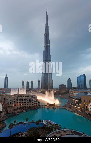 Der Burj Khalifa, abgeschlossen im Jahr 2010 den größten Mann gemacht, in der Welt, Dubai, Vereinigte Arabische Emirate 2011 Struktur Stockfoto