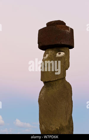 Moai statue Ahu Ko Te Riku, der einzige topknotted und Eyeballed Moai auf der Insel, Osterinsel, Rapa Nui, Chile 2008 Stockfoto