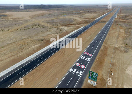 Luftaufnahme des Beijing-Urumqi Schnellstraße quer durch die Wüste Gobi mit einer Gesamtlänge von 2.450 Kilometern in Hami Stadt im Nordwesten Chinas Stockfoto