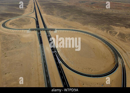 Luftaufnahme des Beijing-Urumqi Schnellstraße quer durch die Wüste Gobi mit einer Gesamtlänge von 2.450 Kilometern in Hami Stadt im Nordwesten Chinas Stockfoto