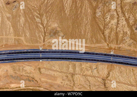 Luftaufnahme des Beijing-Urumqi Schnellstraße quer durch die Wüste Gobi mit einer Gesamtlänge von 2.450 Kilometern in Hami Stadt im Nordwesten Chinas Stockfoto