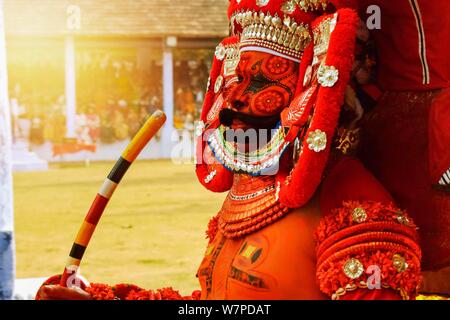 Theyyam Puthalam Tempel Mahe. theyyam die lebenden Götter, ein Ritual und eine Kunst des Nördlichen Kerala, wo Künstler auf besondere Anlässe durchführen. Stockfoto