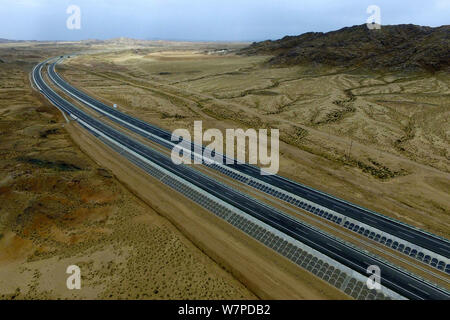 Luftaufnahme des Beijing-Urumqi Schnellstraße quer durch die Wüste Gobi mit einer Gesamtlänge von 2.450 Kilometern in Hami Stadt im Nordwesten Chinas Stockfoto