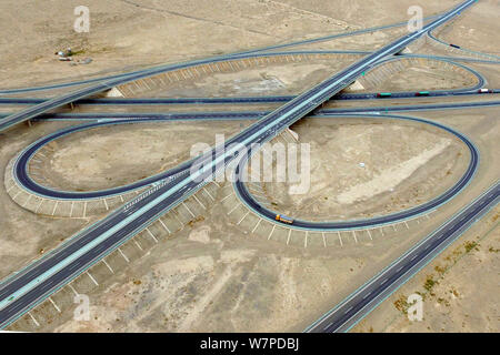 Luftaufnahme des Beijing-Urumqi Schnellstraße quer durch die Wüste Gobi mit einer Gesamtlänge von 2.450 Kilometern in Hami Stadt im Nordwesten Chinas Stockfoto