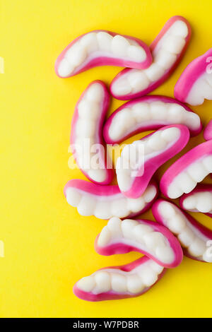 Halloween Gummibärchen Milchzähne oder süß Gelee Bonbons auf Bold gelber Hintergrund mit Kopie Raum isoliert. Ist Lustig Kinder behandelt für Halloween Party Stockfoto