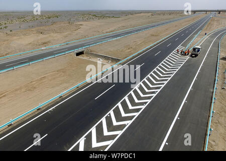 Luftaufnahme des Beijing-Urumqi Schnellstraße quer durch die Wüste Gobi mit einer Gesamtlänge von 2.450 Kilometern in Hami Stadt im Nordwesten Chinas Stockfoto