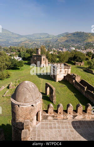 Blick über Gonder und die Königliche Gehäuse von oben Fasiladas' Palace, Gonder, Norden Äthiopiens 2005 Stockfoto