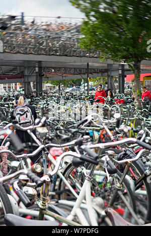 Fahrradständer in zentralen Amsterdam vor dem Hauptbahnhof, Holland, Niederlande 2010 Stockfoto