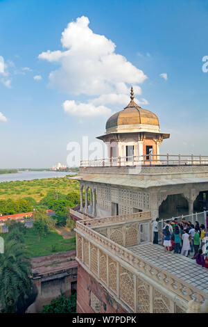 Blick über die jamna (Yamuna) Fluss aus dem Roten Fort, zum Taj Mahal, UNESCO-Weltkulturerbe, Agra, Uttar Pradesh, Indien, 2011 Stockfoto