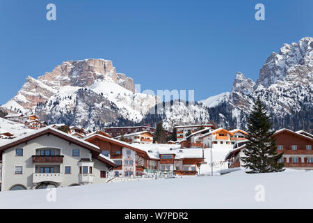 Wolkenstein Wolkenstein, Skigebiet Sella Ronda, Val Gardena, Sella Massiv Strecke der Berge im Winter Schnee, Dolomiten, Südtirol, Trentino Alto-Adige, Italien 2009 Stockfoto