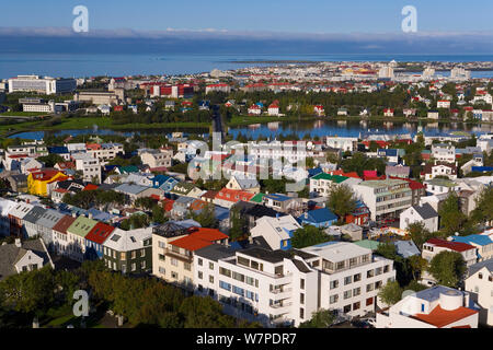 Niedrige Luftaufnahme von hallgrimskirkja der bunten Häusern, gewerblichen Bauten und den Hafen der Hauptstadt Reykjavik, Island 2006 Stockfoto