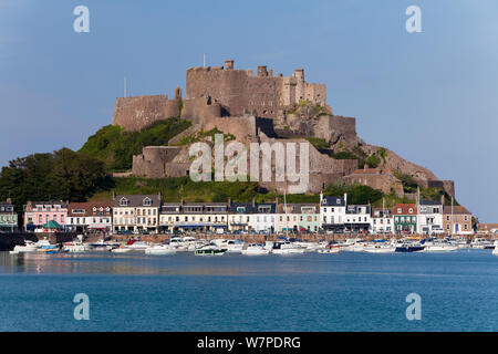 Mount Orgueil Castle, mit Blick auf Grouville Bay in Gorey, Jersey, Channel Islands 2009 Stockfoto