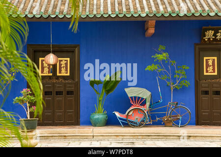 Detail der Trishaws aufgereiht vor einem blauen bemalte Mauer in Chinatown, Georgetown, Penang (Pulau Pipang) Malaysia 2008 Stockfoto