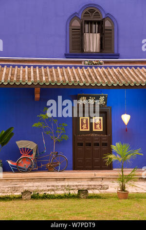 Detail der Trishaws aufgereiht vor einem blauen bemalte Mauer in Chinatown, Georgetown, Penang (Pulau Pipang) Malaysia 2008 Stockfoto