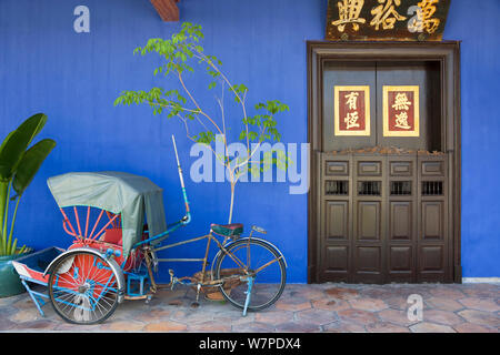 Detail der Trishaws aufgereiht vor einem blauen bemalte Mauer in Chinatown, Georgetown, Penang (Pulau Pipang) Malaysia 2008 Stockfoto