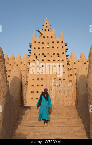 Menschen auf dem Weg in Richtung Djenne Moschee, die Größte Schlamm Struktur in der Welt, Djenne ist ein UNESCO-Weltkulturerbe, Niger Binnendelta, Region Mopti, Mali 2006 Stockfoto