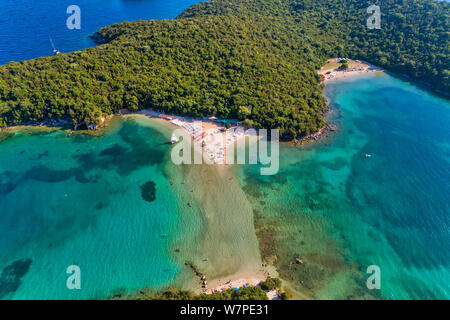 Aerial drone Vogelperspektive von Bella Vraka Strand mit türkisblauen Wasser in komplexen Inseln in Sivota, Ionisches Meer, Epirus, GRIECHENLAND Stockfoto