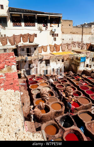 Chouwara traditionelle Leder Gerberei in der Altstadt von Fez, Bottiche für Gerben und Färben von Leder, Häute und Felle, Fes, Marokko, 2011 Stockfoto