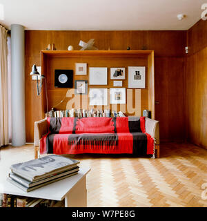 Sofa im Retro Stil Wohnzimmer Stockfoto