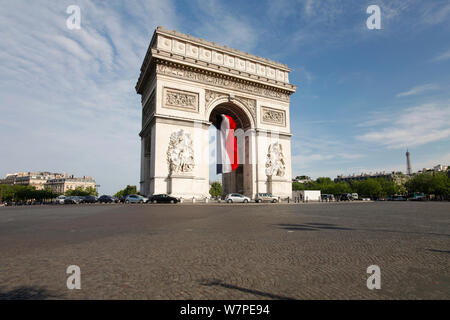 Französische Flagge unter dem Triumphbogen von Napoleon, Etoile, Paris, Frankreich 2011 Stockfoto