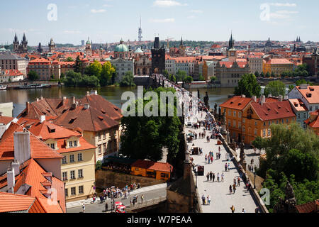 Mit Blick auf die Karlsbrücke, UNESCO-Weltkulturerbe, Prag, Tschechische Republik, 2011 Stockfoto