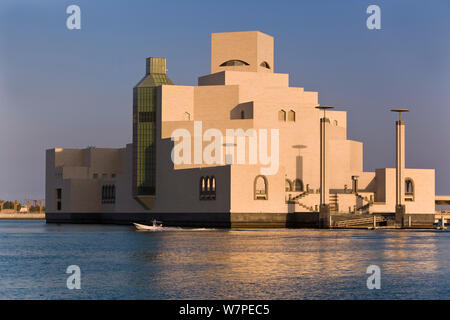 Museum für Islamische Kunst, entworfen von dem renommierten Architekten IM Pei, das Museum verfügt über die größte Sammlung islamischer Kunst in der Welt. Doha, Katar, Arabische Halbinsel 2007 Stockfoto