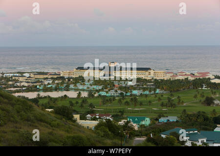 Erhöhte Blick über Frigate Bay und das Marriott Resort auf St. Kitts Südosten Halbinsel, St. Kitts, St. Kitts und Nevis, Leeward Inseln, Kleine Antillen, Karibik, Westindien 2008 Stockfoto