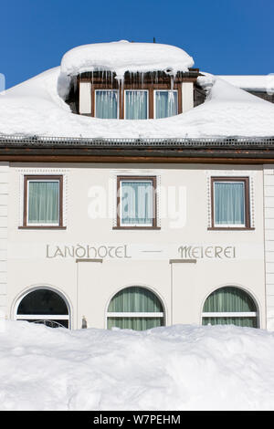 Tiefen Winter Schnee auf einem Dach in St. Moritz, Engadin, Oberengadin, Graubünden region, Schweizer Alpen, Schweiz, 2009 Stockfoto