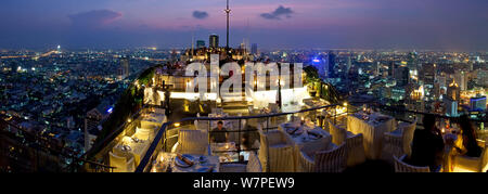 Der Blick über die Stadt Bangkok Skyline von Vertigo, eine Bar und ein Restaurant auf der Oberseite des Banyan Tree Hotel, Bangkok, Thailand, 2010 Stockfoto
