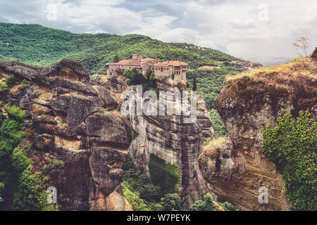 Die Klöster von Meteora, Griechenland, auf riesigen Felsen in einer schönen Landschaft gebaut Stockfoto