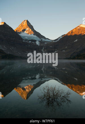 Sonnenaufgang am Mt. Assiniboine in Lake Magog. Mt. Assiniboine Provincial Park, British Columbia, Kanada, September 2012. Stockfoto