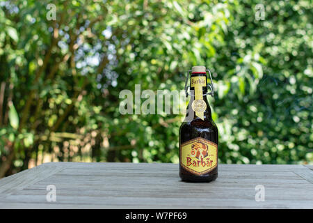 Sint Gillis Waas, 24. Juli 2019. Belgisches Bier. Tiefe Blondine in Farbe, cremige Kopf Barbãr's gibt ein kräftiges Aroma, dezent parfümiert mit Honig Stockfoto