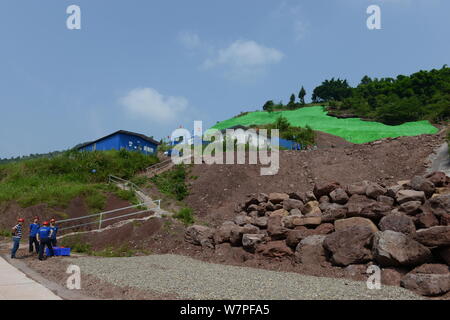 Blick auf die Ausgrabungsstätte von dinosaurierfossilien in einer Wand 150 Meter lang, 2 Meter tief und 8 Meter hoch, im Dorf Laojun, Pu'eine Stadt konzentriert Stockfoto