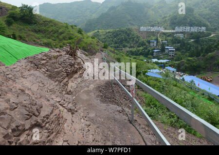 Blick auf die Ausgrabungsstätte von dinosaurierfossilien in einer Wand 150 Meter lang, 2 Meter tief und 8 Meter hoch, im Dorf Laojun, Pu'eine Stadt konzentriert Stockfoto