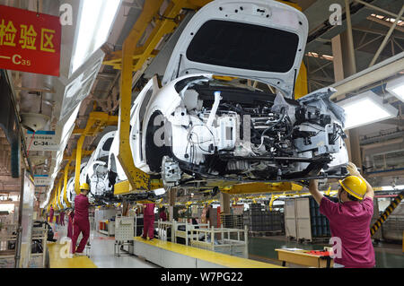 Chinesische Arbeiter montieren Sie ein Auto auf der Montagelinie an die automatische Anlage von JAC-Motoren (Anhui Jianghuai Automobil Co., Ltd.) in Hefei City, East China's Stockfoto