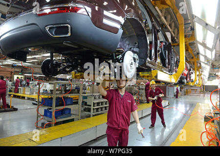 Chinesische Arbeiter montieren Sie ein Auto auf der Montagelinie an die automatische Anlage von JAC-Motoren (Anhui Jianghuai Automobil Co., Ltd.) in Hefei City, East China's Stockfoto
