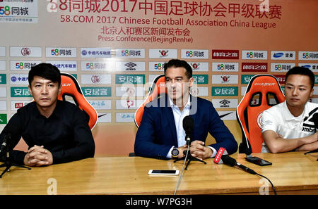 Pensionierte spanischer Fußballspieler Luis Garcia Plaza, Mitte, besucht eine Pressekonferenz von Peking 2017 Renhe während der Chinesische Fußball Verband Ch Stockfoto