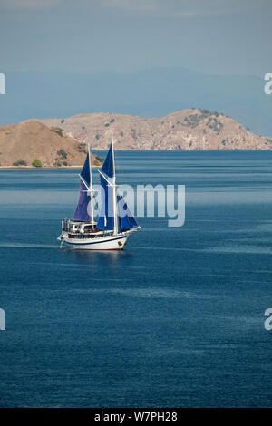 Blick auf Segelboot in der Bucht von Gili Lawa Dalat in der Nähe der Insel Komodo, Indonesien 2009 Stockfoto