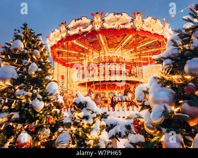 Schöne hell leuchtenden Karussell auf dem Roten Platz eingerichtet und auf Weihnachten und das Neue Jahr angeordnet. Weihnachten Märchen beleuchtet Wende Stockfoto