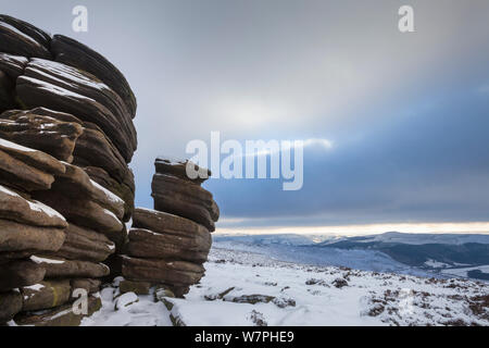 Das Rad Steine (auch bekannt als die Kutsche und Pferde) auf Derwent Kante im Winter, Nationalpark Peak District, Derbyshire, UK. Januar. Stockfoto